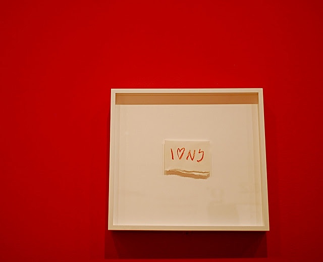 Lo schizzo originale di I ♥ NY di Milton Glaser esposto in cornice su parete rossa