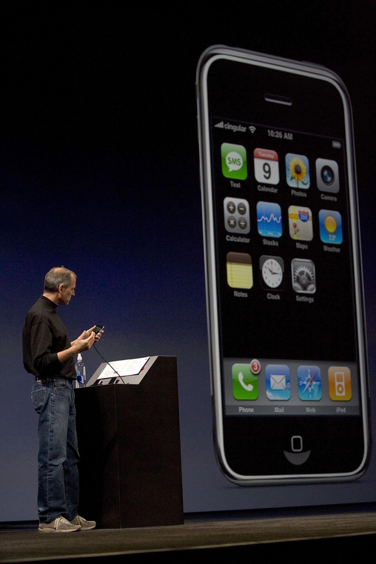 Steve Jobs presenta l'iPhone sul palco del keynote del 2007